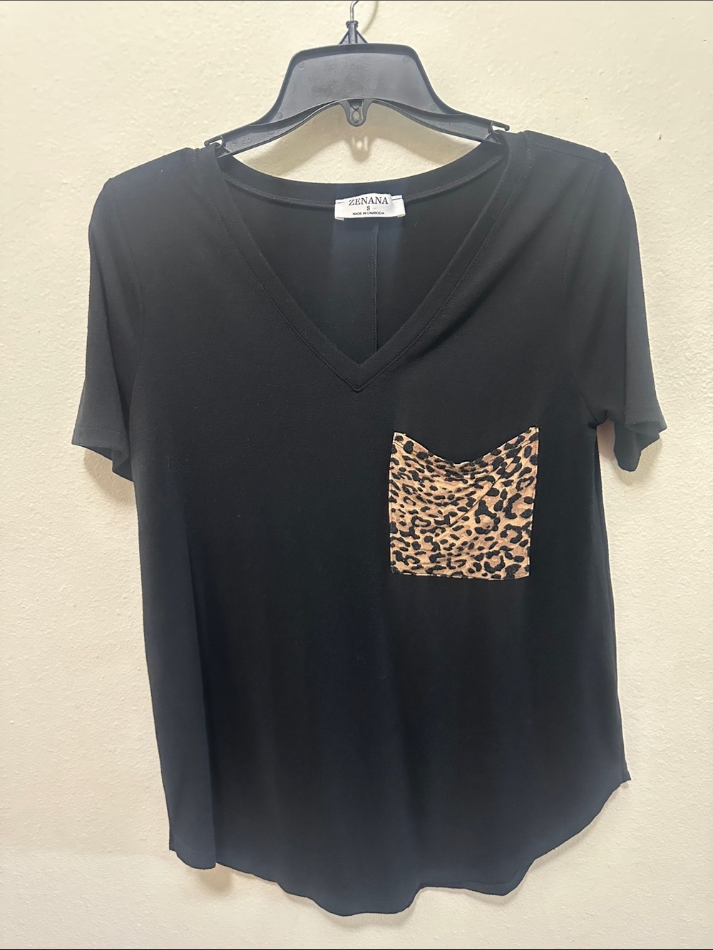 Zenana Outfitters Black V-Neck Tee with Leopard Pocket